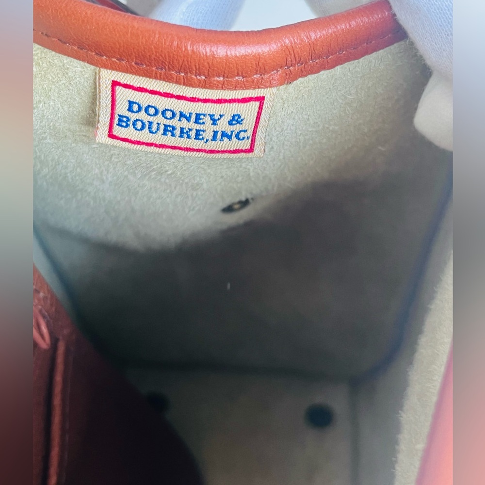 VINTAGE DOONEY AND BOURKE  BEIGE/CREAM ESSEX AWL SHOULDER CROSSBODY BAG TAN TRIM - Picture 12 of 16